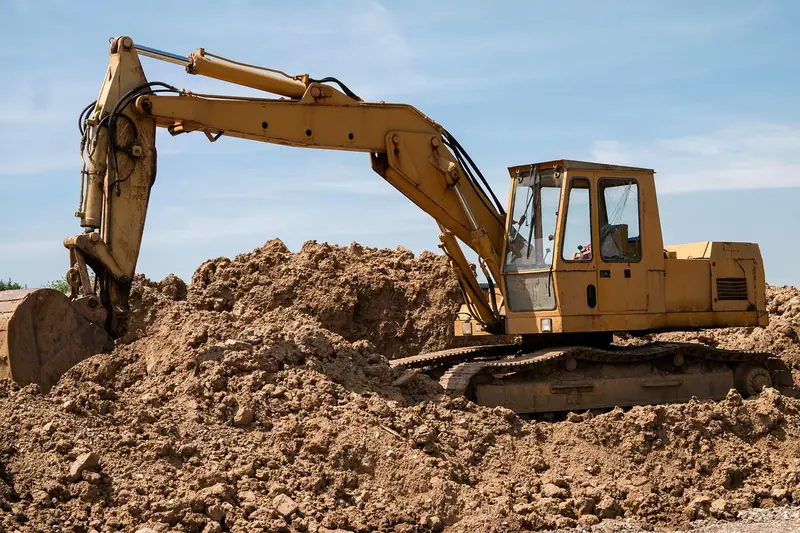 Excavadora sobre orugas junto a acopio de tierra