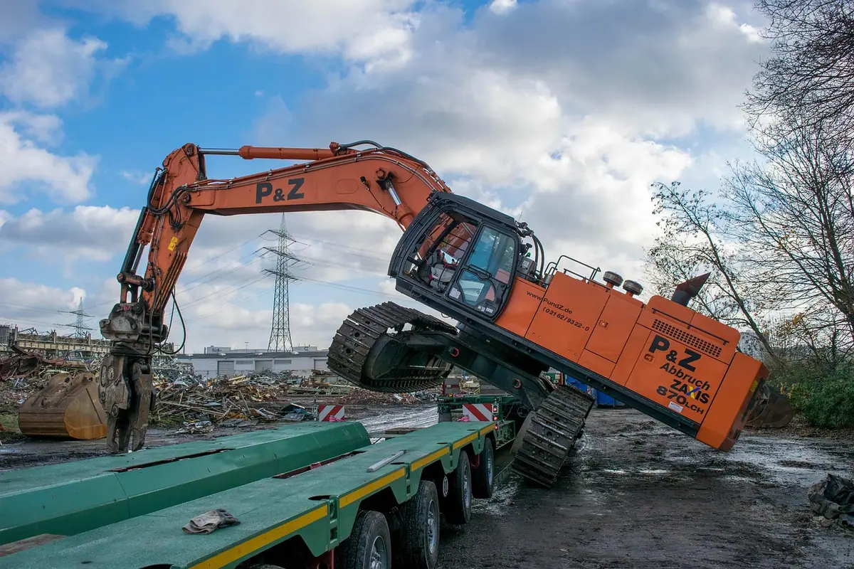 Carga de excavadora sobre cama baja