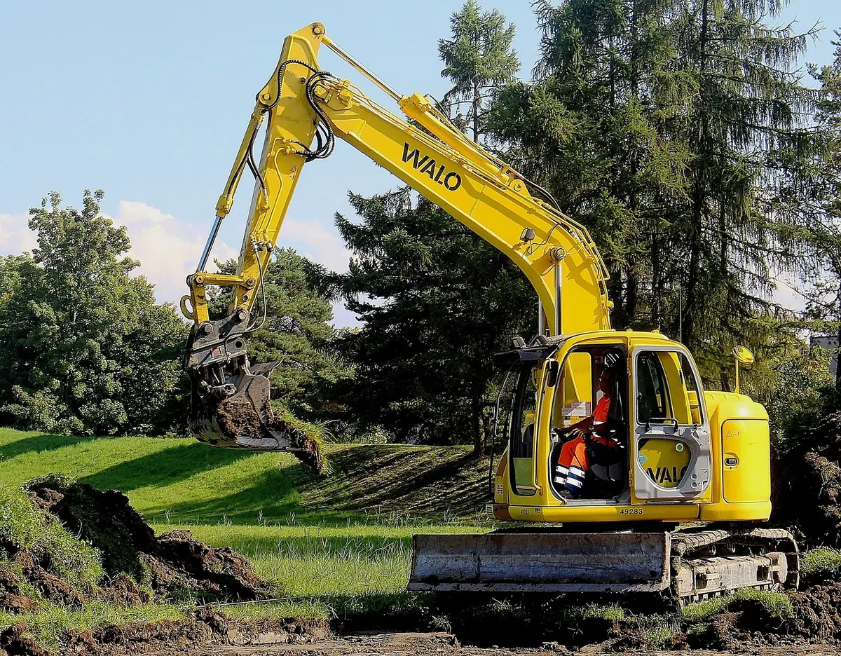 Excavadora con operador en faena