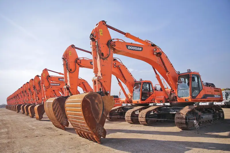 Fila de excavadoras estacionadas listas para arriendo